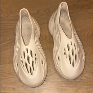Yeezy stone/taupe foam runner size 10 mens